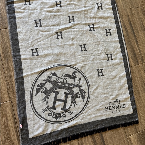 Hermès Gray and Black Scarf - Picture 1 of 4